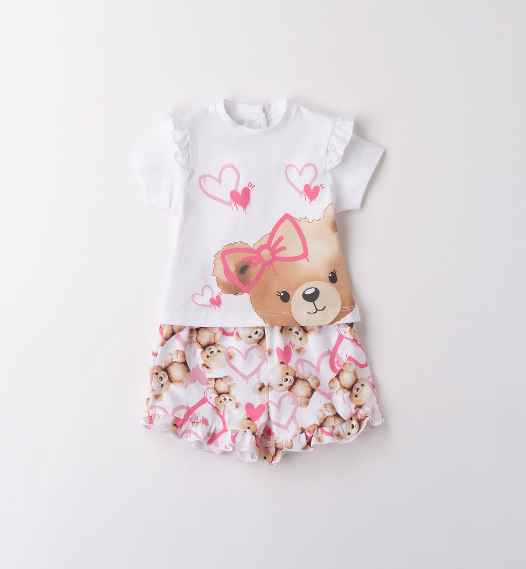 Completo estivo bimba con t-shirt orsetto e cuori rosa, e pantaloncini coordinati.

