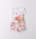 Completo estivo bimba con t-shirt orsetto e cuori rosa, e pantaloncini coordinati.

