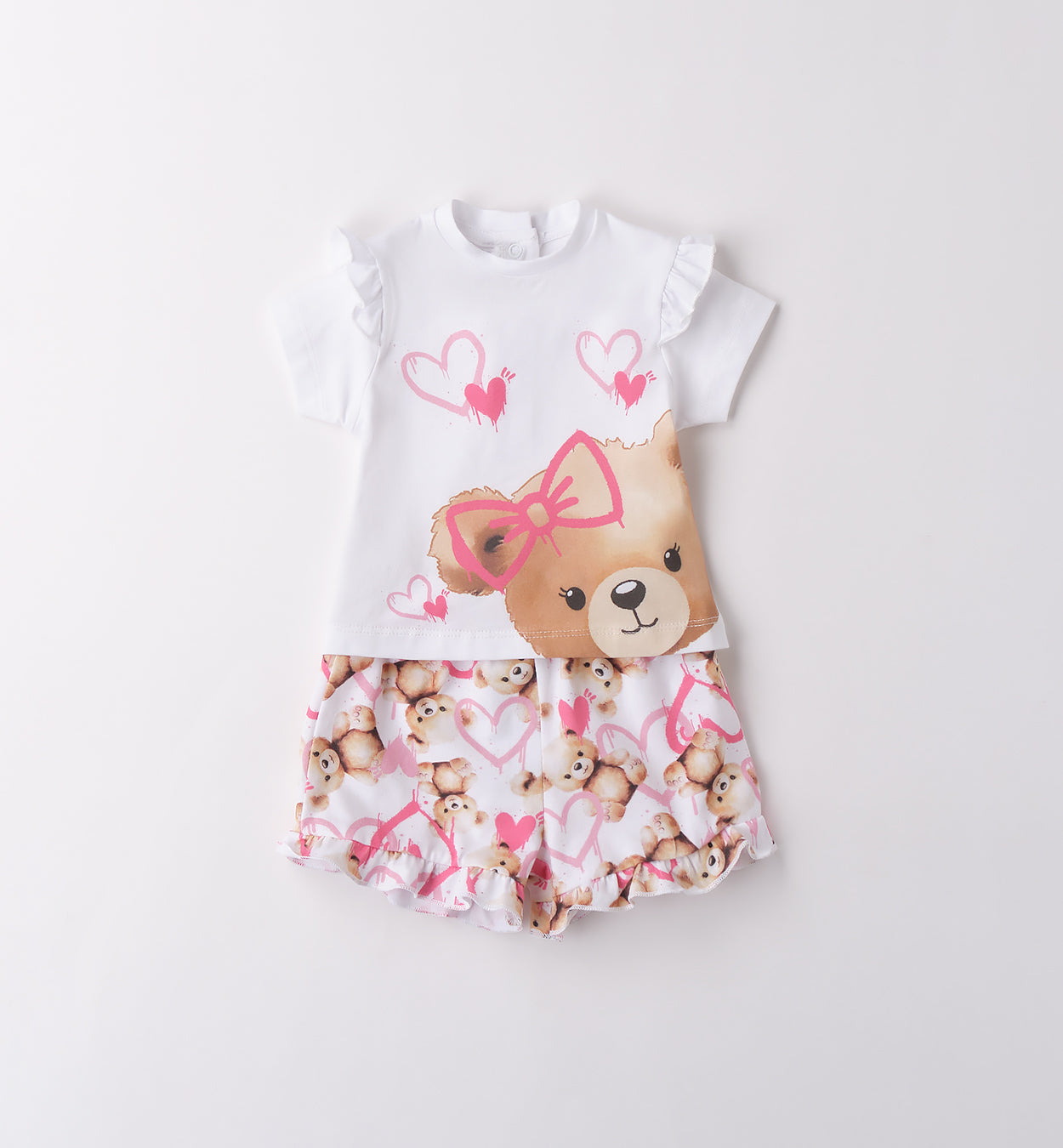 Completo estivo bimba con t-shirt orsetto e cuori rosa, e pantaloncini coordinati.

