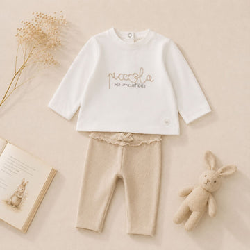 Completo bimba con maglia panna a manica lunga e pantalone beige con dettaglio volant e fiocchetto