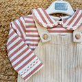 Salopette bimba in cotone panna con maglia a righe rosa e bianche