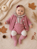 Completo bimba rosa antico con cardigan a trecce, salopette in maglia e maglia floreale con colletto volant