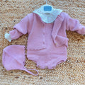 Completo bimba rosa con salopette in maglia, cardigan e camicina floreale