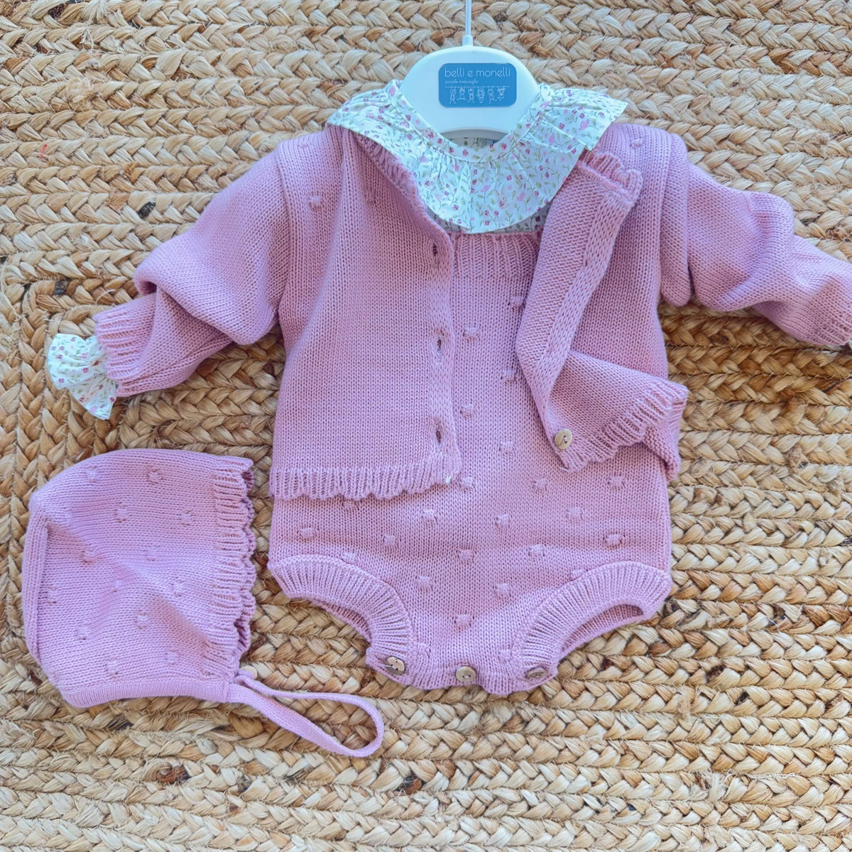 Completo bimba rosa con salopette in maglia, cardigan e camicina floreale