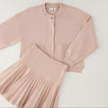 Completo bimba rosa iDO con cardigan e gonna plissettata, vista frontale