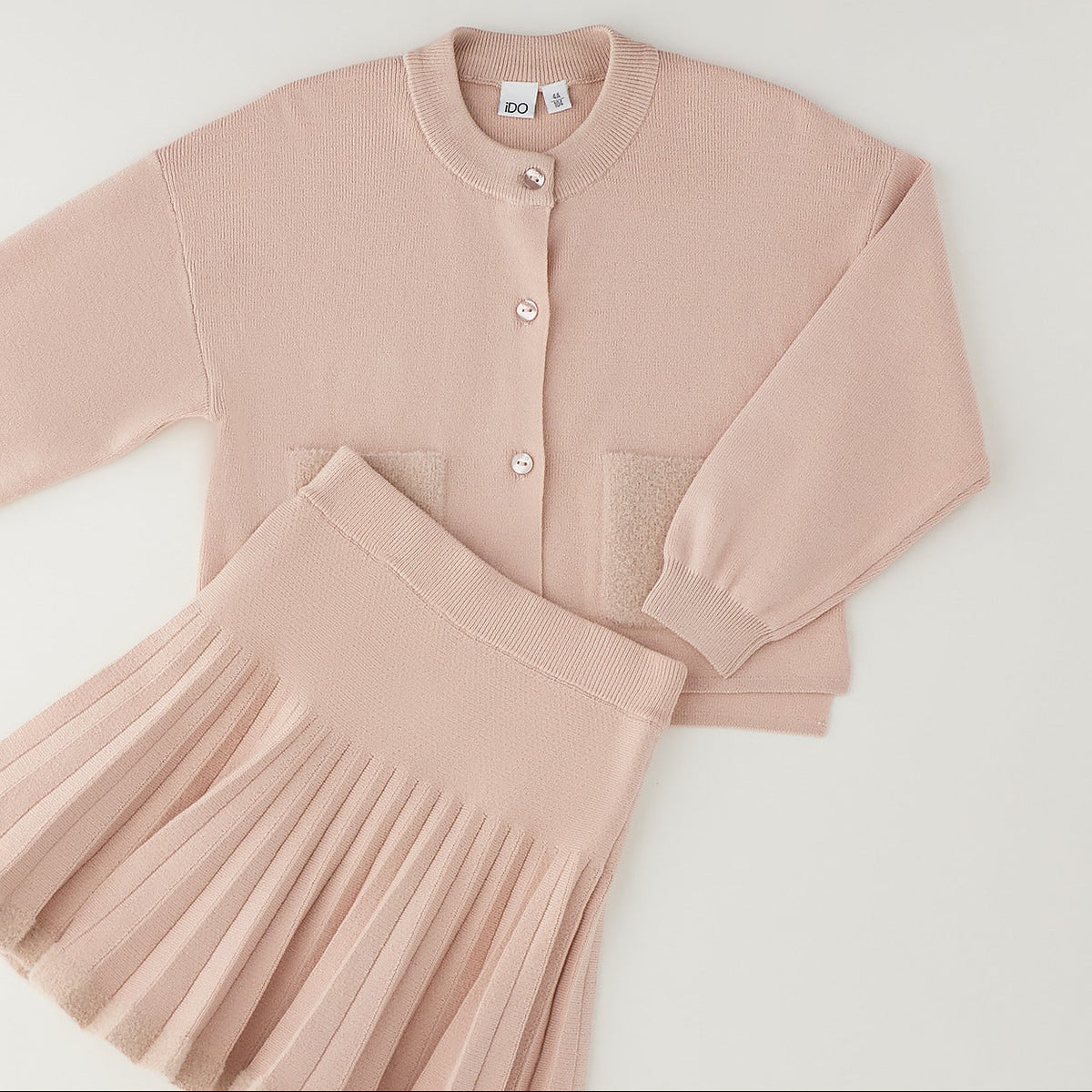 Completo bimba rosa iDO con cardigan e gonna plissettata, vista frontale