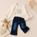 Completo bimba con maglia bianca e pantaloni rosa indossato