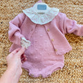 Completo bimba rosa con salopette in maglia, cardigan e camicina floreale
