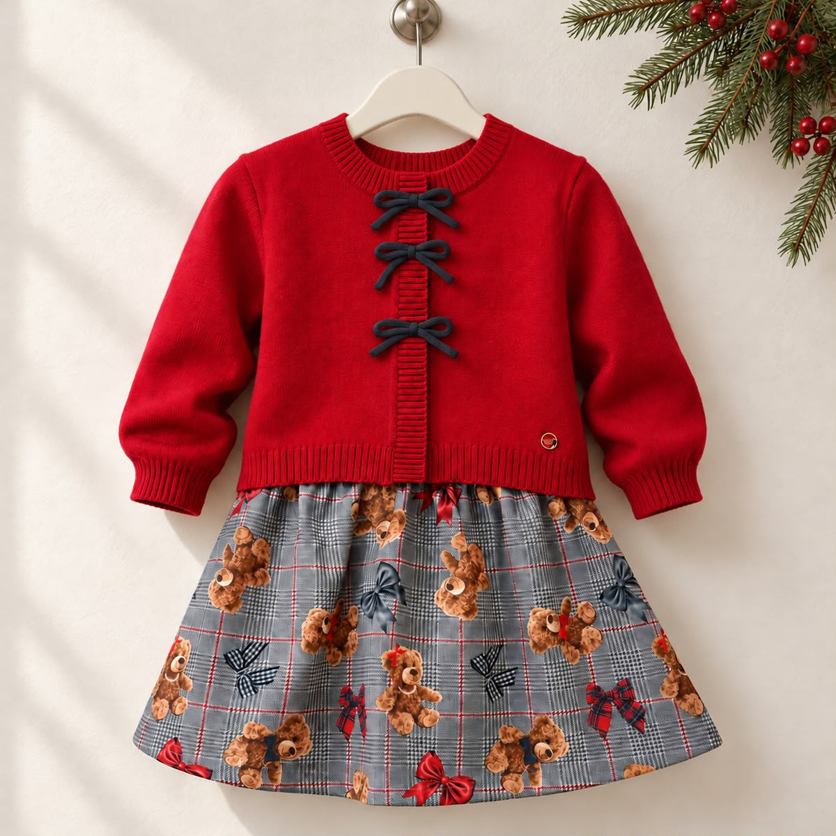Completo bimba con cardigan rosso in misto lana, fiocchi blu e gonna tartan grigia con orsetti.