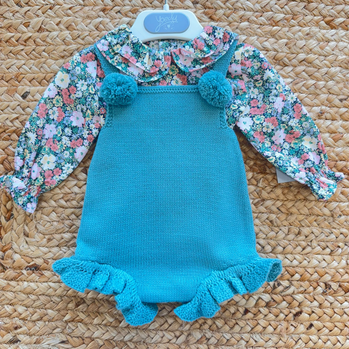 Completo bimba con salopette in maglia verde petrolio e camicia floreale a maniche lunghe
