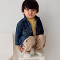 Pantalone cargo bambino beige in cotone elasticizzato visto posteriormente con tasche applicate