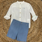 Completo bimbo con camicia bianca coreana e pantaloncini azzurro polvere