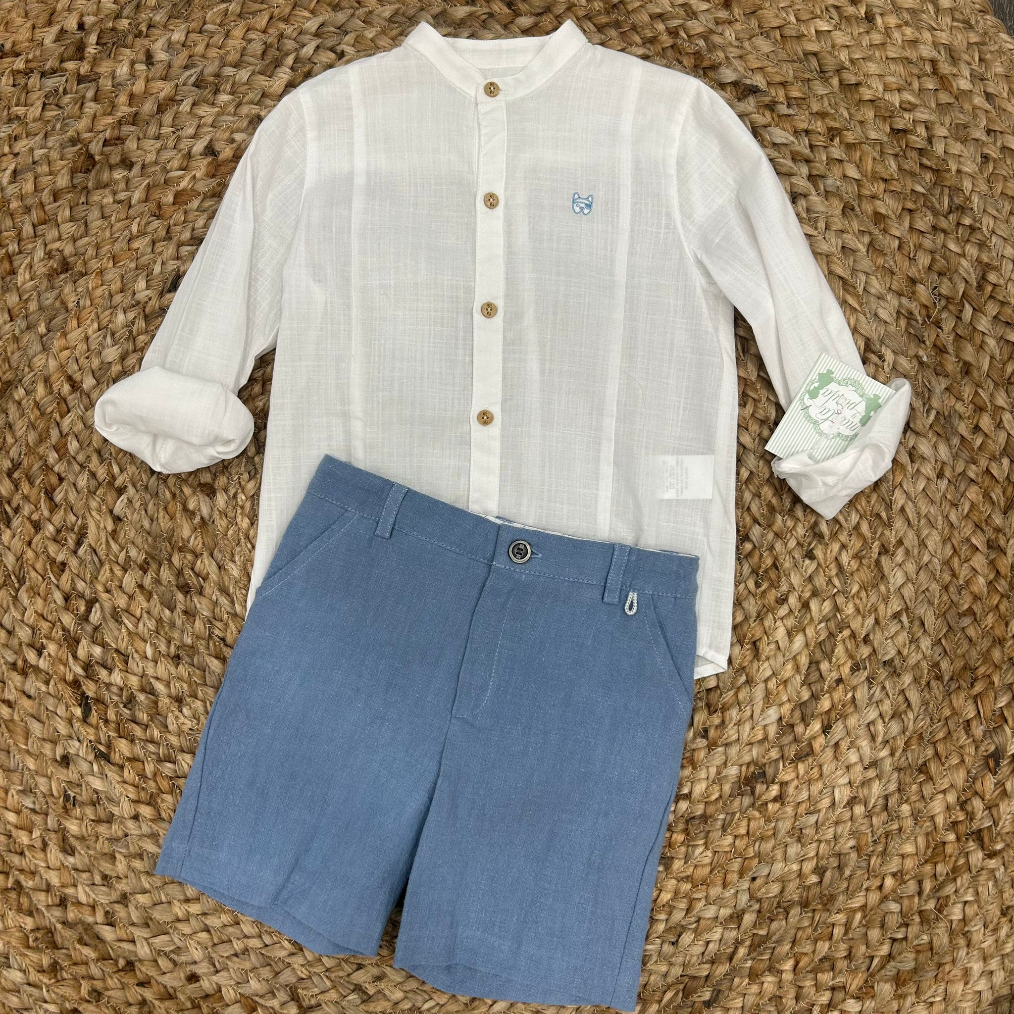 Completo bimbo con camicia bianca coreana e pantaloncini azzurro polvere