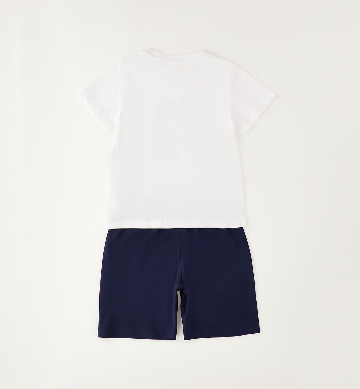 Retro completo bimbo con t-shirt bianca e bermuda blu in cotone