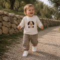 Completo bimbo indossato con maglioncino panna con cagnolino e pantalone check beige e marrone