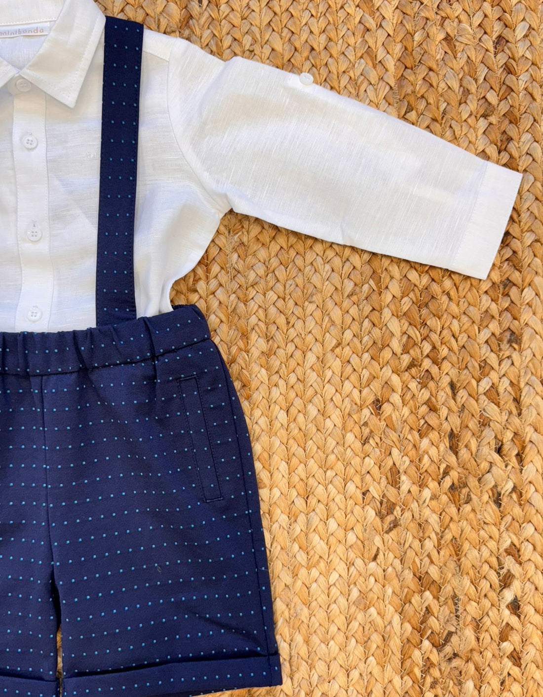 Completo bimbo elegante con camicia e salopette a pois