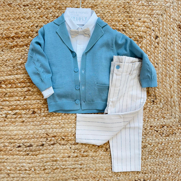 Completo bimbo elegante con cardigan azzurro, camicia bianca e pantalone gessato panna