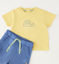 Retro completo bimbo con t-shirt gialla e shorts azzurri in cotone elastan