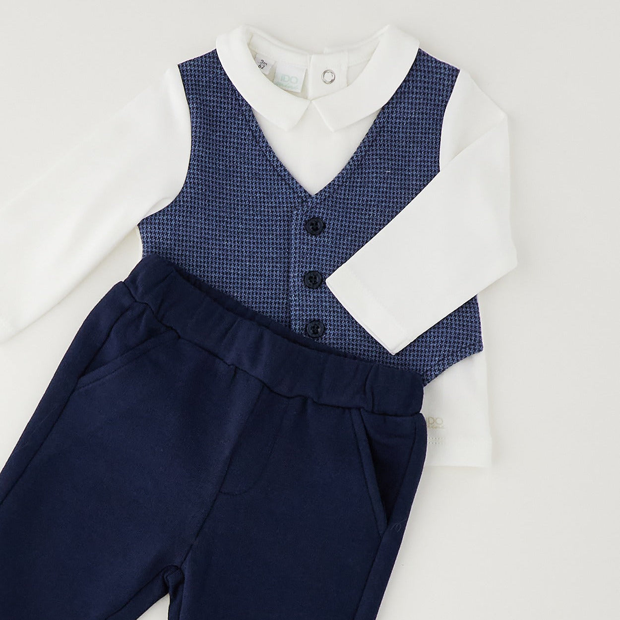 Completo bimbo elegante in caldo cotone con maglia bianca, gilet blu e pantalone coordinato