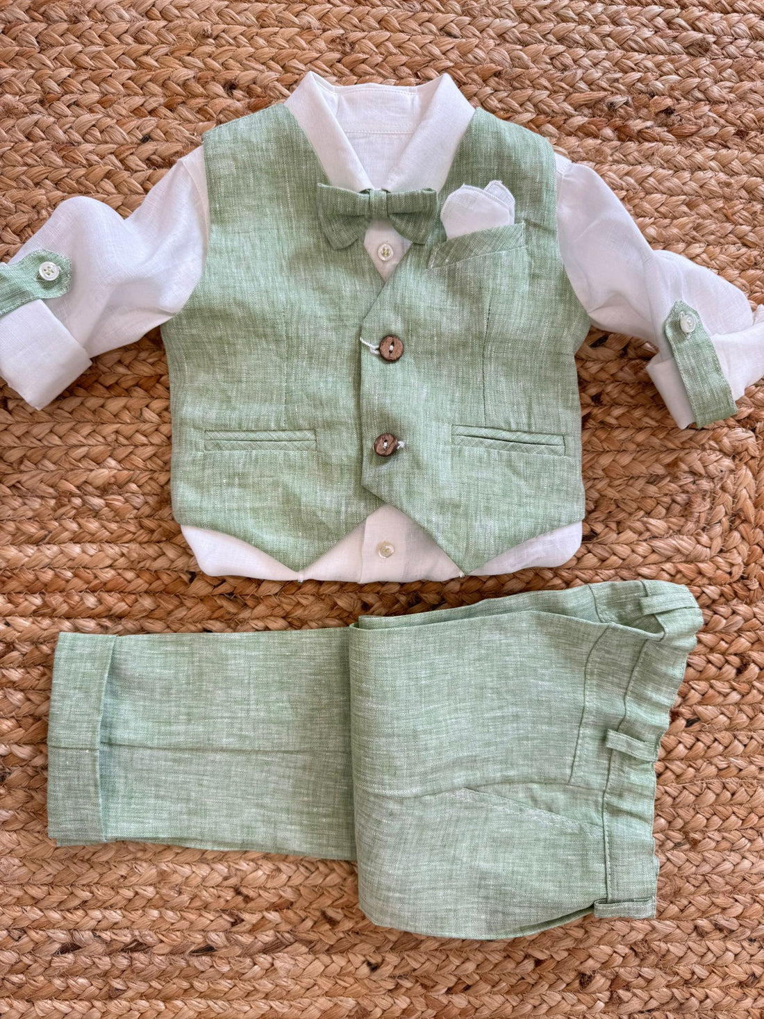 Completo bimbo con gilet verde salvia, papillon e camicia bianca.