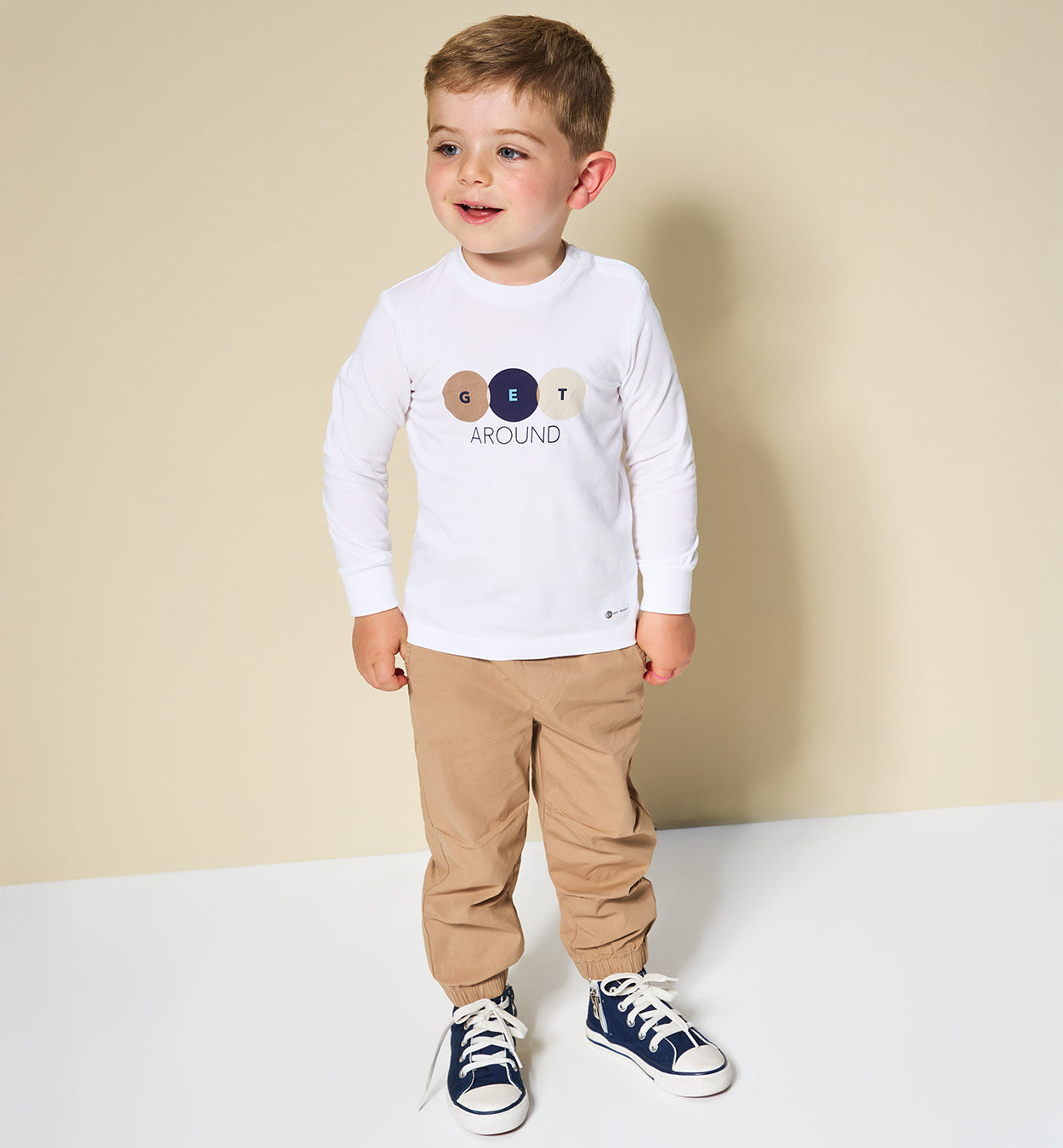 Cardigan, t-shirt e pantaloni cargo casual chic per bambini, abbigliamento primaverile.