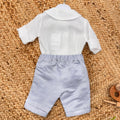 Completo bimbo primo compleanno con camicia in lino e papillon azzurro polvere
