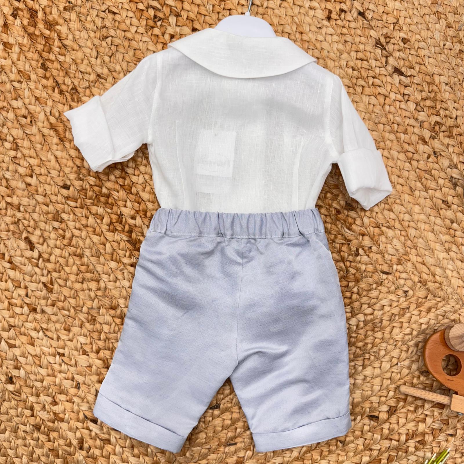 Completo bimbo primo compleanno con camicia in lino e papillon azzurro polvere