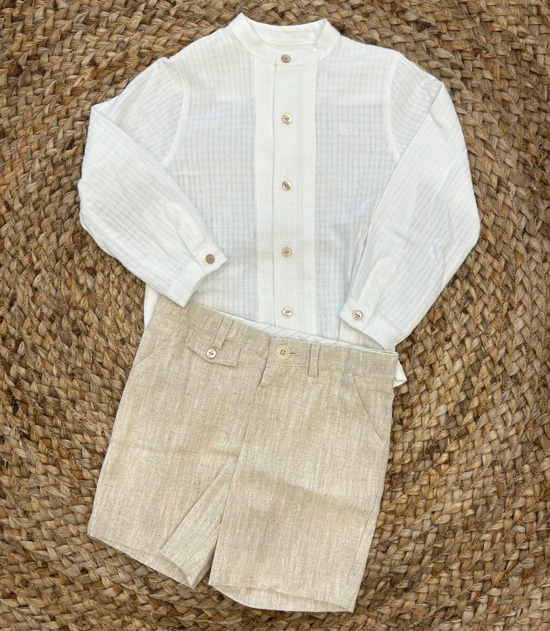 Completo bambino elegante con camicia bianca a righe e pantaloni in lino beige