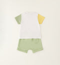 Retro completo bimbo con t-shirt bianca e shorts verde salvia in cotone elastan