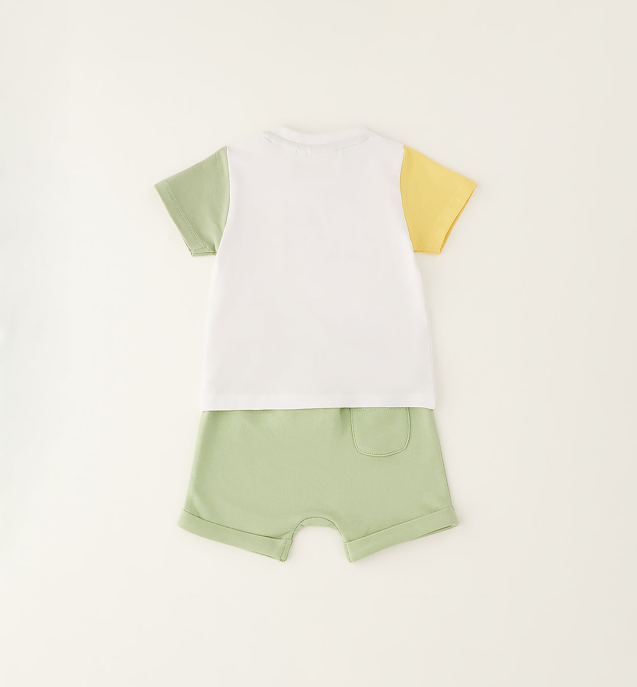 Retro completo bimbo con t-shirt bianca e shorts verde salvia in cotone elastan