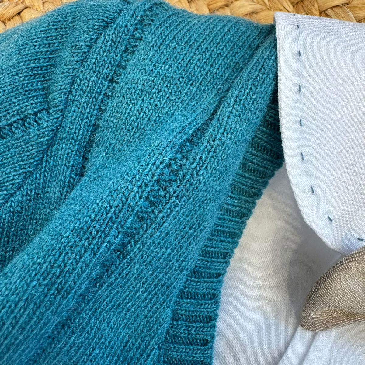 Salopette corta chiara con pieghe del completo battesimo bimbo verde petrolio.
