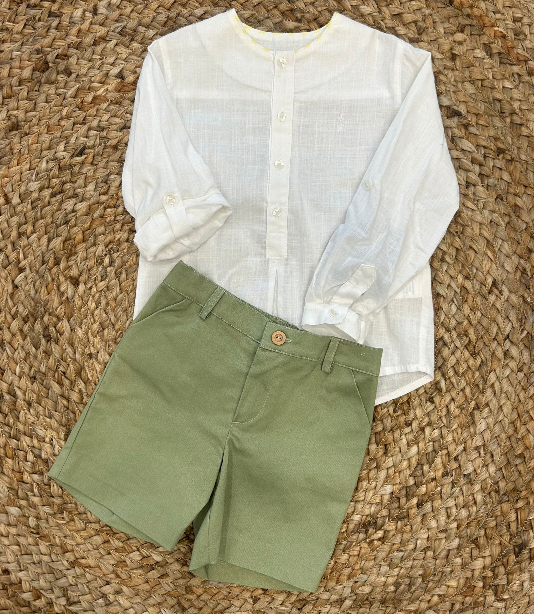 Completo cerimonia bambino con camicia bianca e pantaloni verde salvia