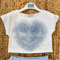 Completo bambina elegante con maglia bianca e cuore in tulle azzurro polvere e gonna in tulle plumetis.