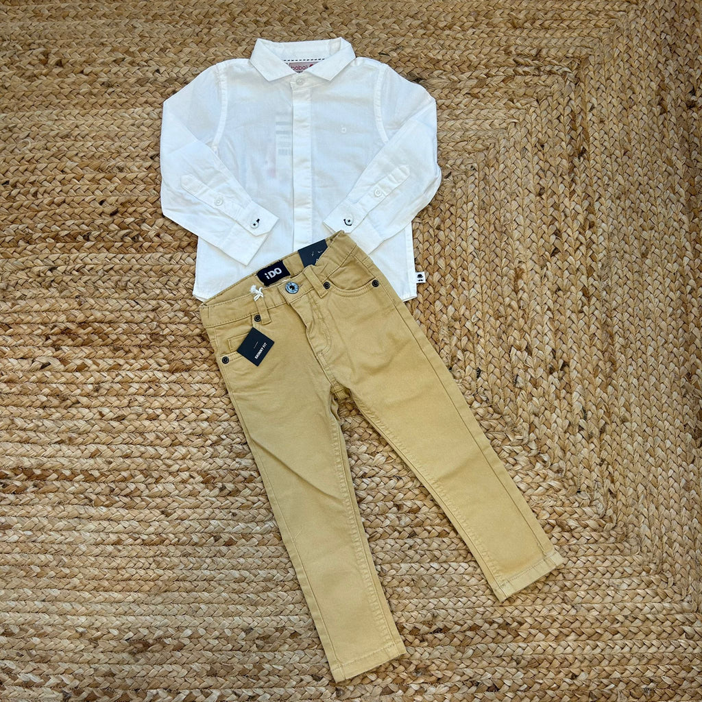 Completo elegante bambino con camicia bianca e pantalone miele