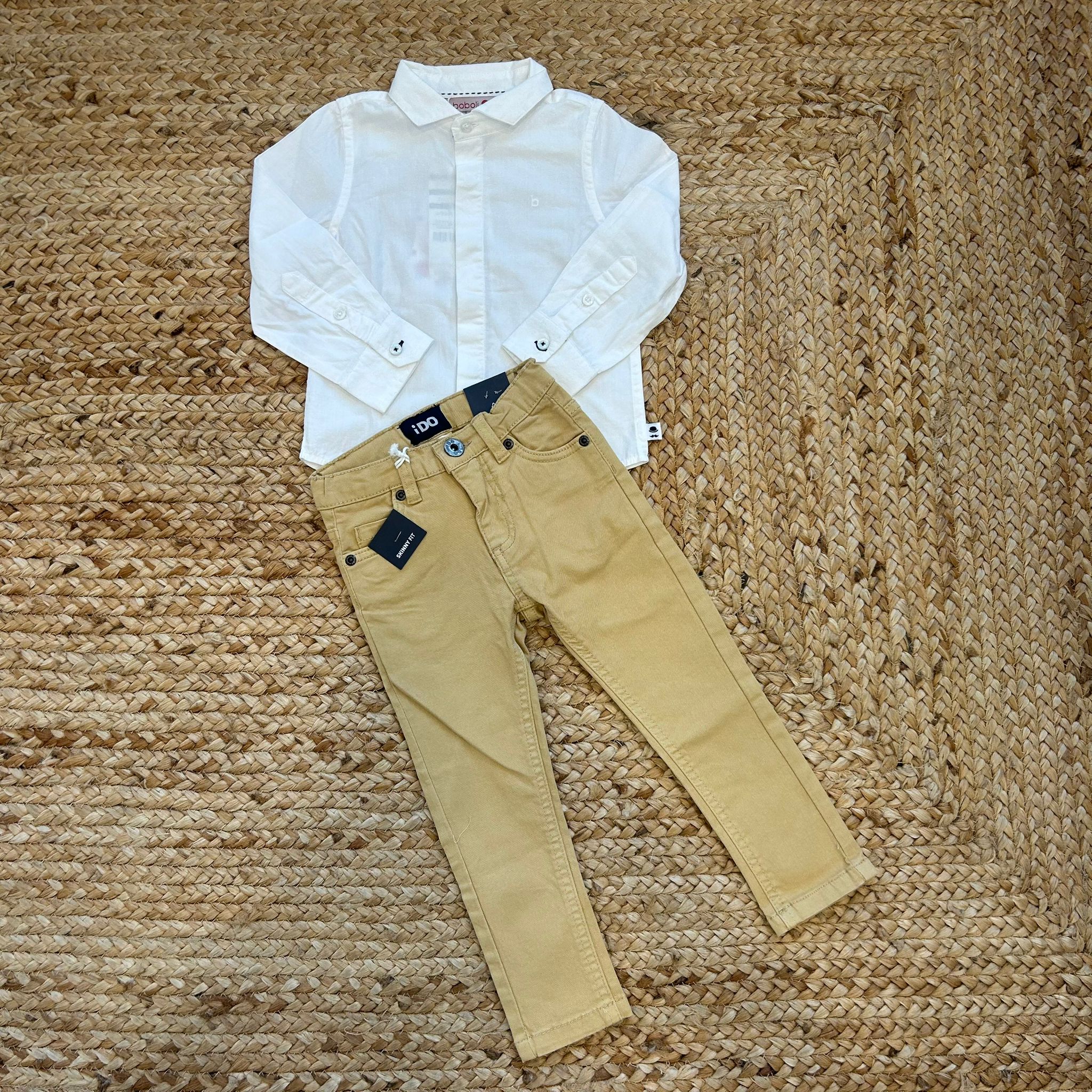 Completo elegante bambino con camicia bianca e pantalone miele