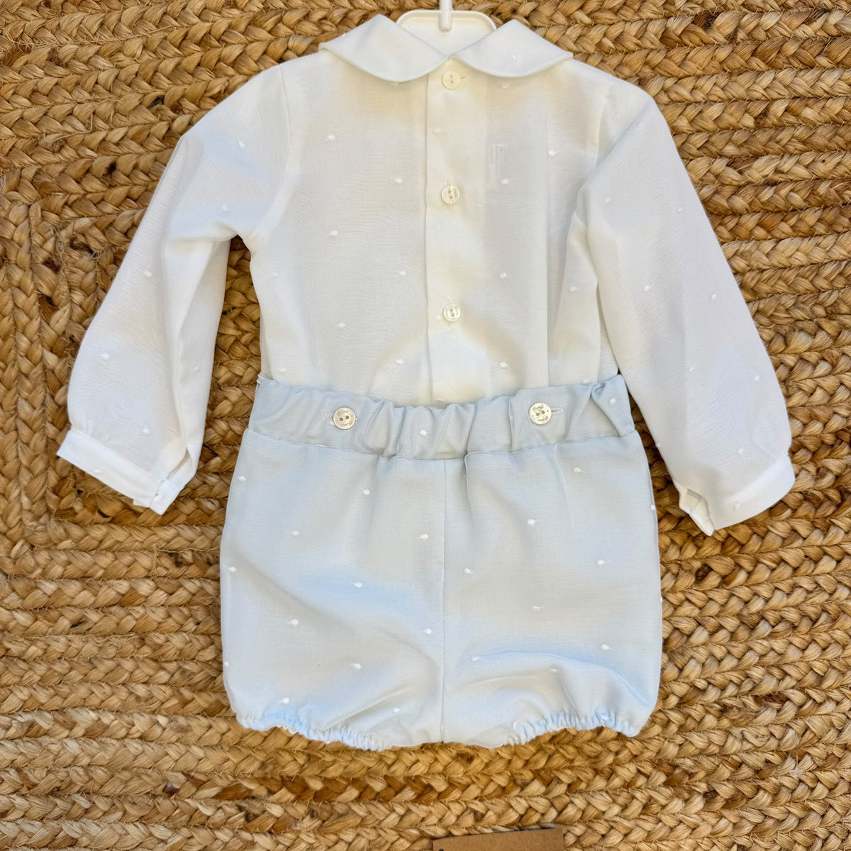 Completo battesimo bimbo bianco e celeste con colletto tondo, ricami floreali e pantaloncino corto