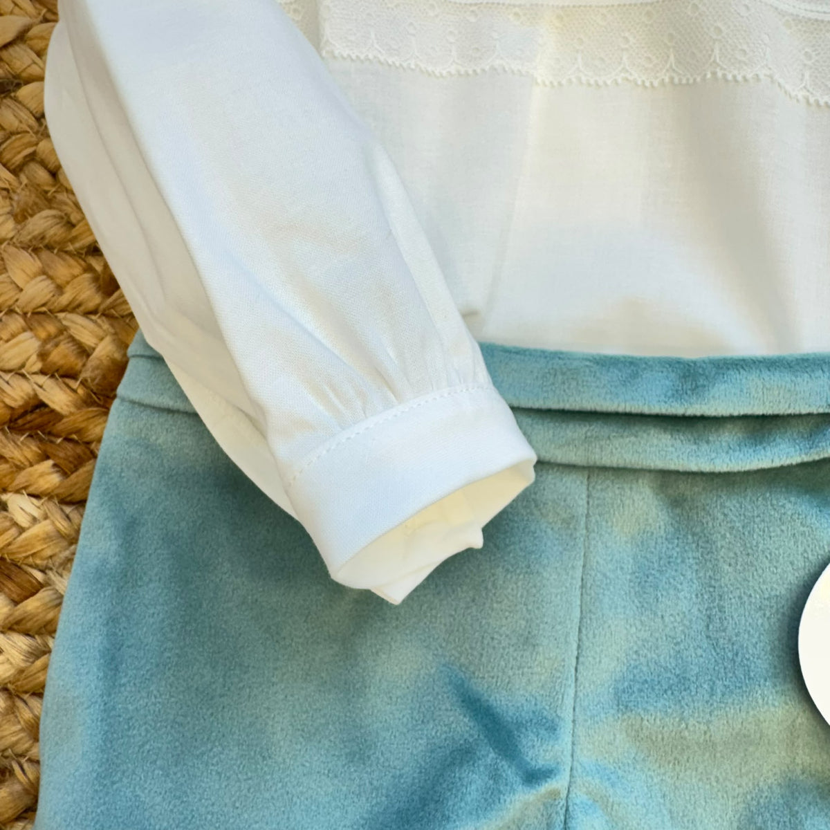 Completo Battesimo bimbo con camicia bianca e pantaloncino in velluto verde salvia