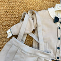 Completo battesimo bimbo beige e verde petrolio con cardigan, camicia, papillon, pantalone corto e bretelle.