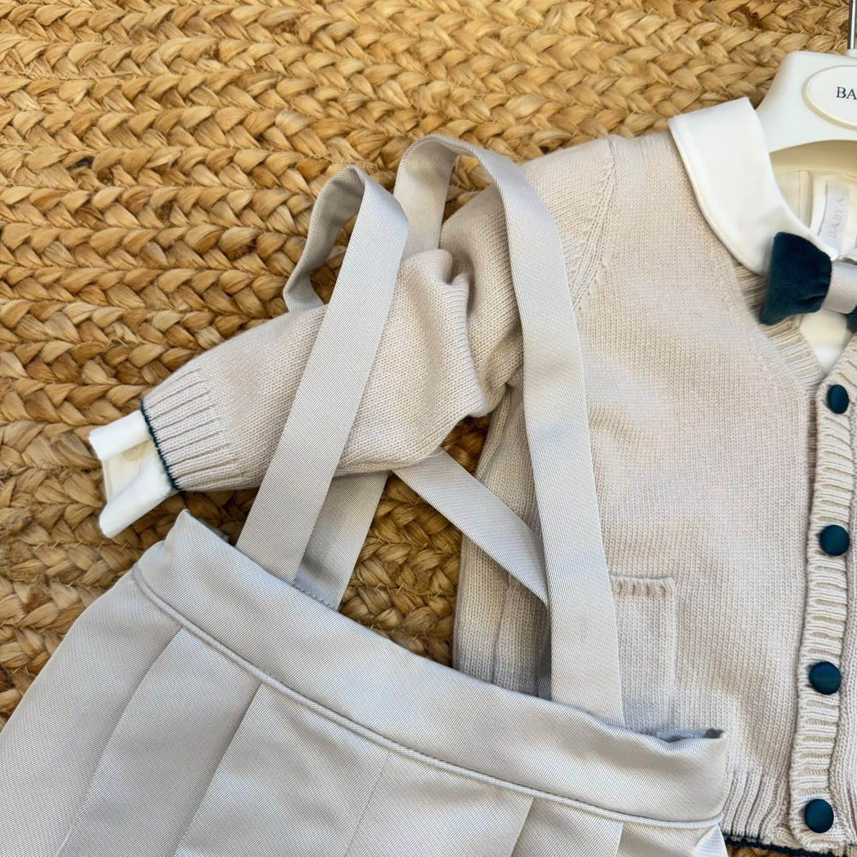 Completo battesimo bimbo beige e verde petrolio con cardigan, camicia, papillon, pantalone corto e bretelle.