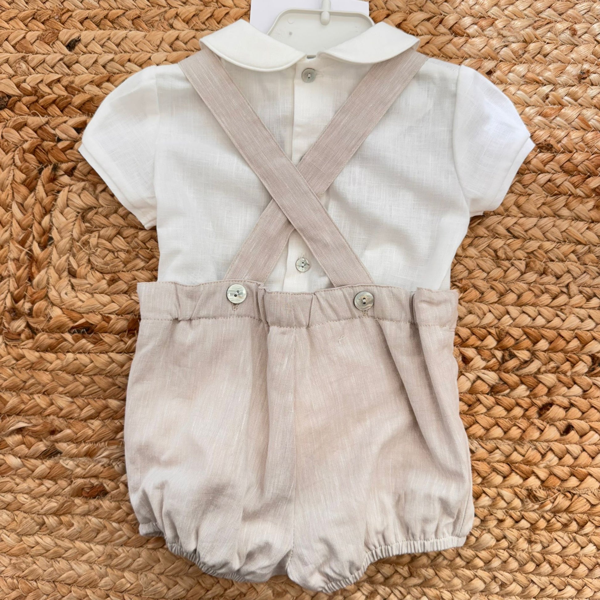 Completo cerimonia bimbo in cotone con pantaloncino e bretelle color neutro