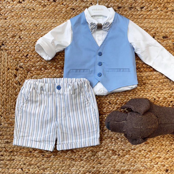Completo cerimonia bambino con gilet azzurro, camicia bianca e pantaloncini a righe blu, outfit elegante per eventi speciali.
