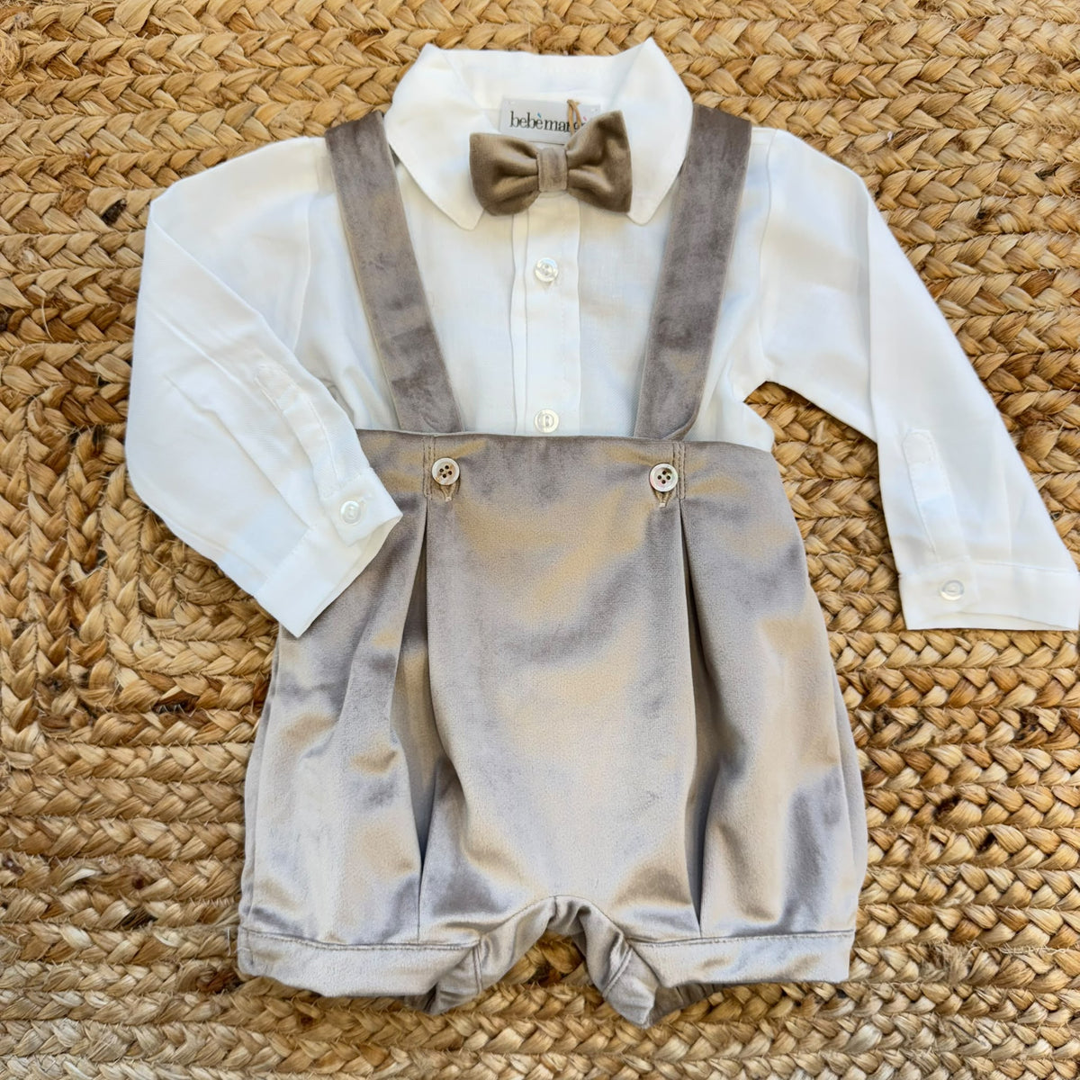 Completo elegante neonato con salopette tortora, camicia bianca, papillon e cardigan azzurro