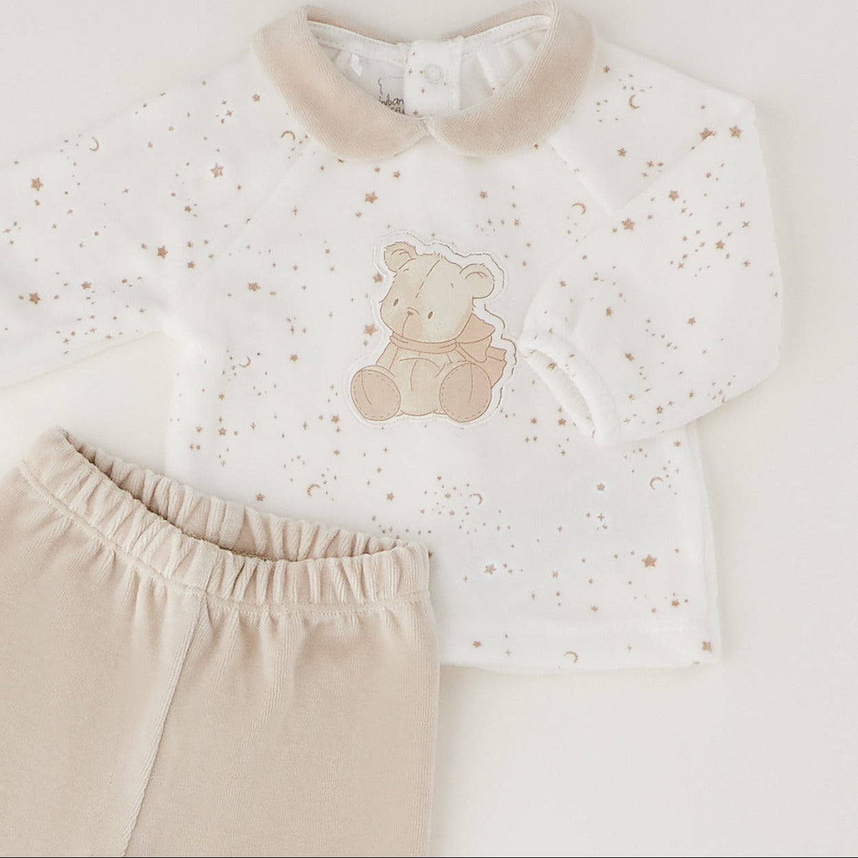 Completo neonato unisex in ciniglia bianco e beige con orsetto, stelline e pantalone con piedini