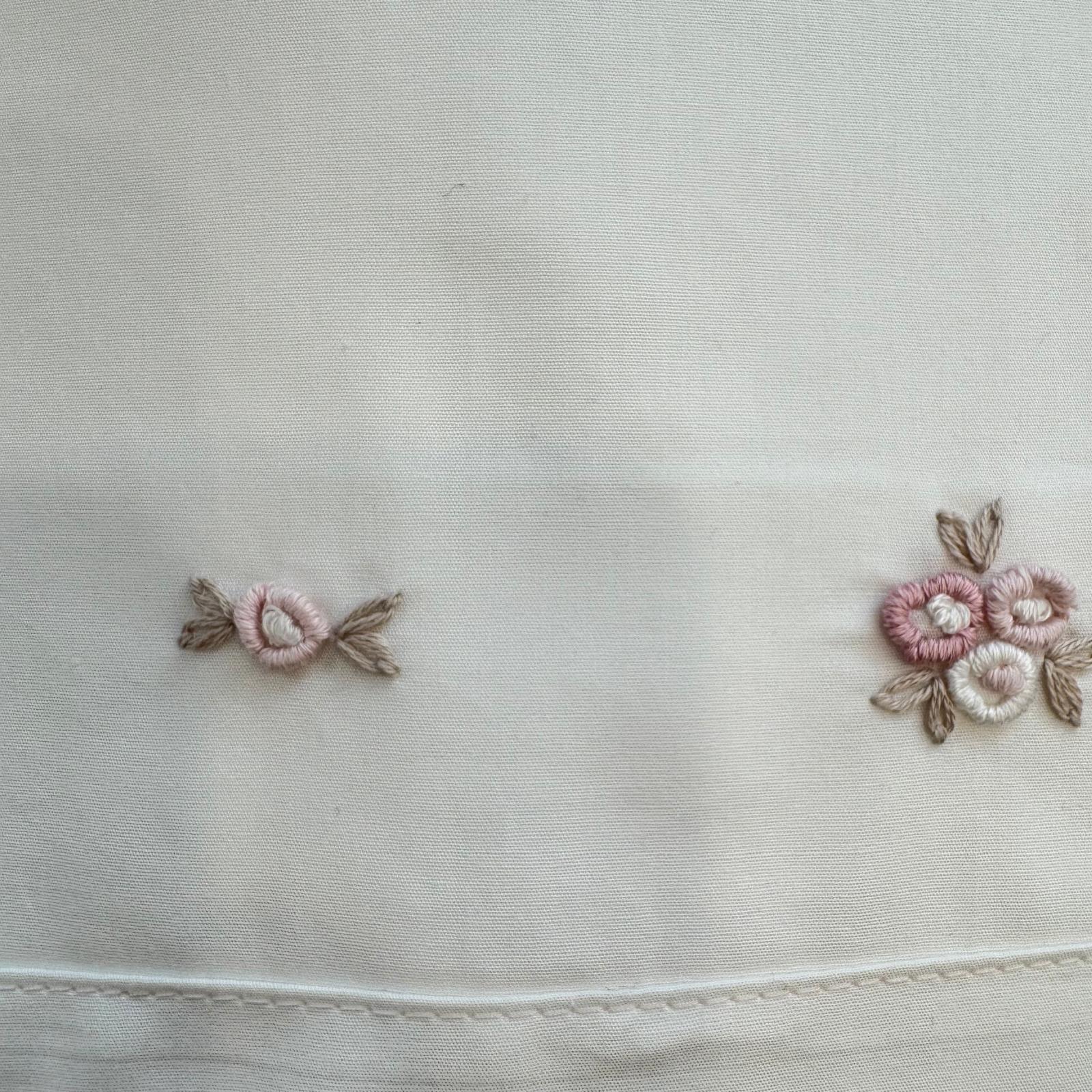 Set lenzuola babyculla bianco con ricami floreali rosa per neonata