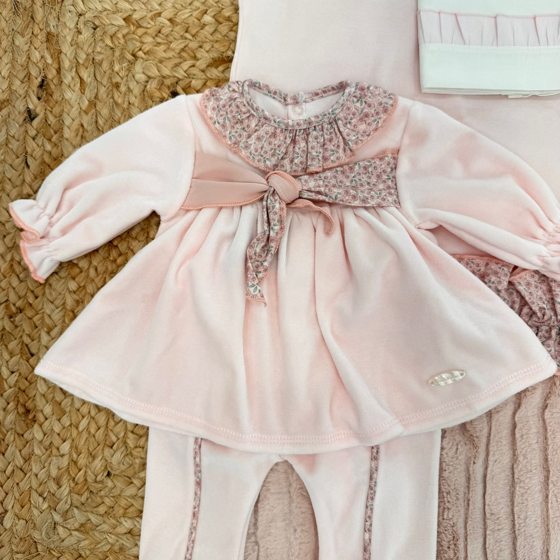  Completo due pezzi per neonata in ciniglia rosa con colletto e fiocco floreale