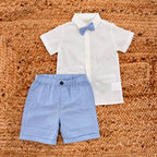 Completo elegante bambino con camicia bianca, papillon e pantaloncino azzurro