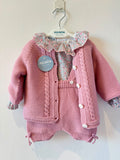 Completo bimba rosa antico con cardigan a trecce, salopette in maglia e maglia floreale con colletto volant