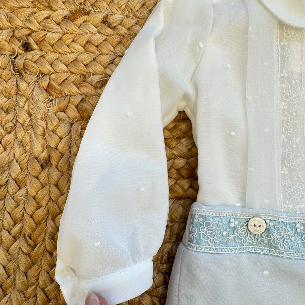 Completo battesimo bimbo bianco e celeste con colletto tondo, ricami floreali e pantaloncino corto