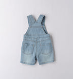 Outfit estivo neonato con salopette corta in jeans e maglietta rossa con orsetti ricamati.