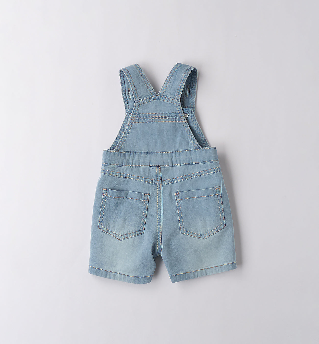 Outfit estivo neonato con salopette corta in jeans e maglietta rossa con orsetti ricamati.